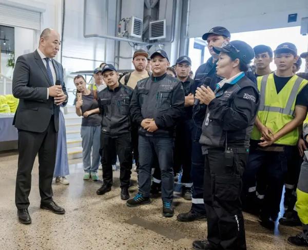 Министр Шарлапаев встретился с работниками автопрома в Алматы