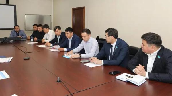 Министр промышленности обсудил с депутатами и активистами вопрос утилизационного сбора