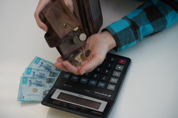 Сколько денег придется потратить казахстанцам для работы за границей