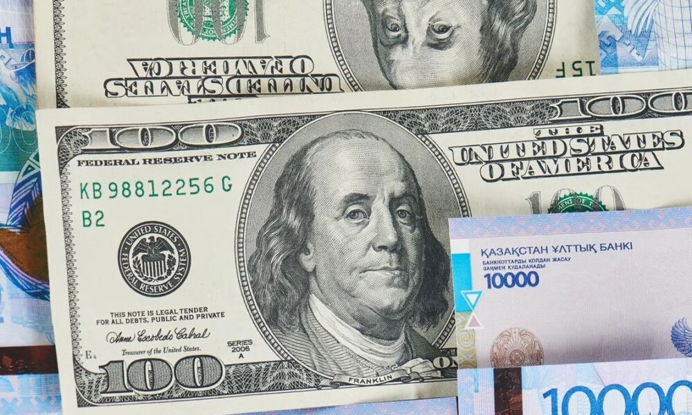 Доллар упал ниже 440 теңге в Казахстане