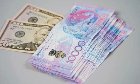 Доллар отыграл падение и снова вырос в Казахстане