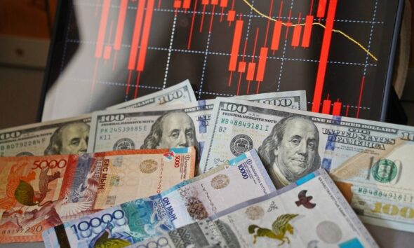 Доллар взлетел сразу на 5 тенге на торгах в Казахстане